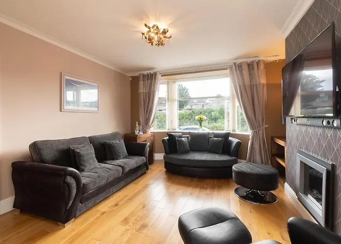 Free Driveway Parking For 2 Vehicles, Outside Lez Zone, 3 Bedroom House, 2 Kings 1 Double, Garden, Fast Wifi, Ideal For Long Term Contractor, Etc Stays, Regular Housekeeping Option - See Our Dwellcome Home Ltd Site For Assurance